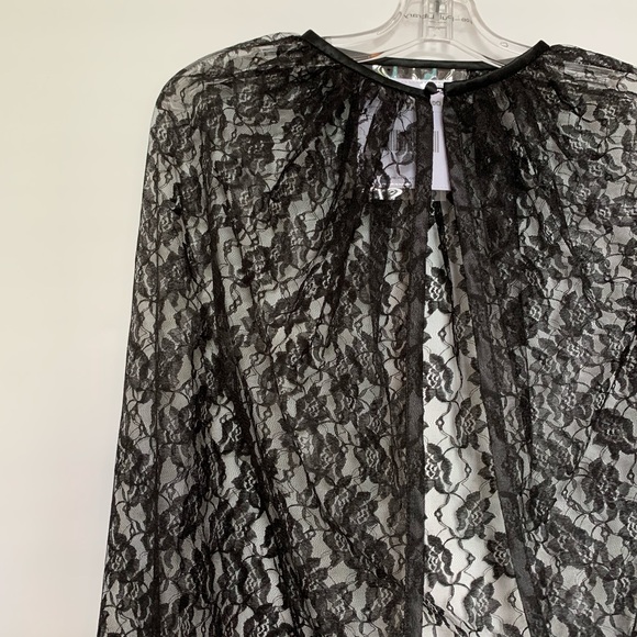 Black Lace Cape - Picture 5 of 11